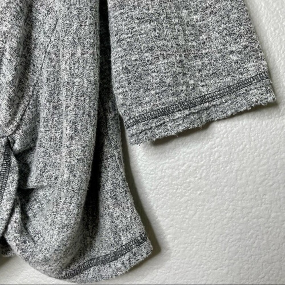 Anthropologie • 3/4 Gray Ribbed Front Twist Top sz M - Picture 6 of 8